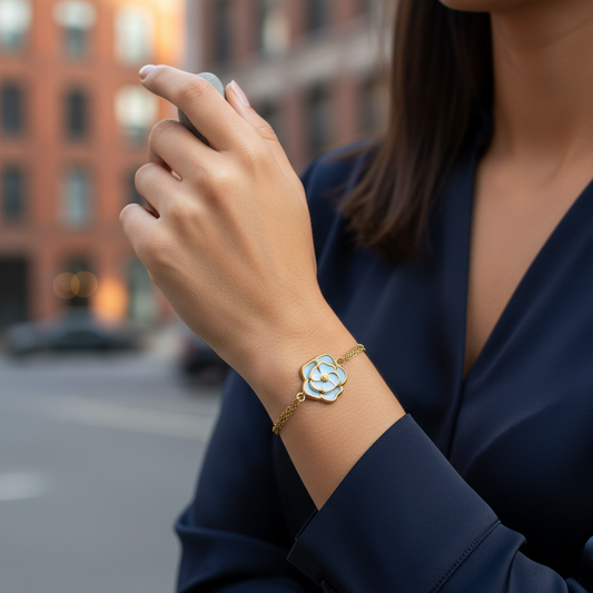 Bracelet doré à chaîne fine orné de doubles fleurs