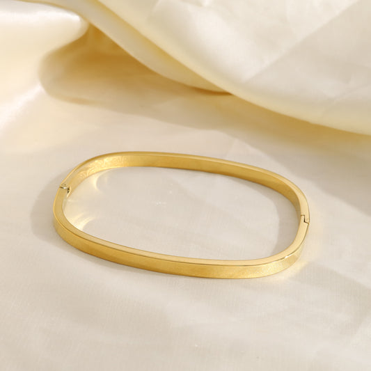 Bracelet jonc doré rectangulaire ouverture coté lisse effet miroir