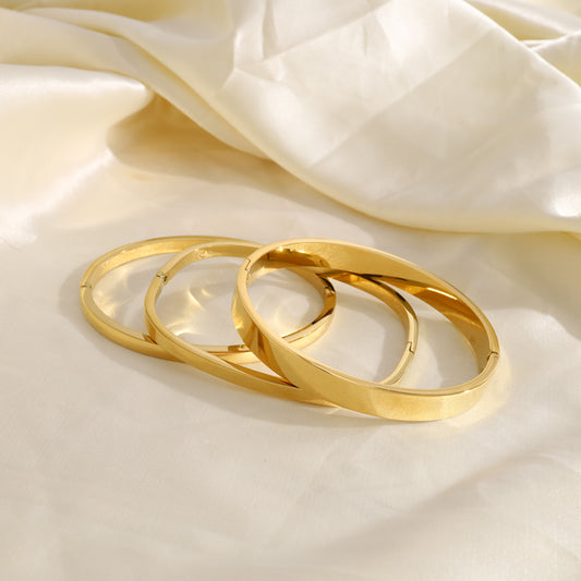 Bracelet jonc doré rectangulaire ouverture coté lisse effet miroir