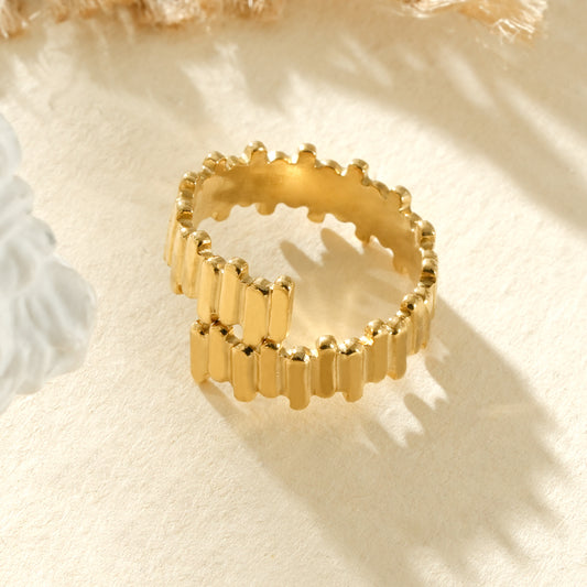 Bague d’orteil dorée texturée à segments verticaux