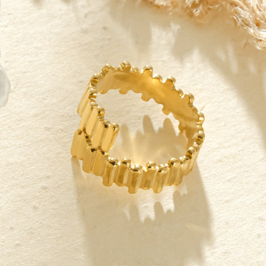 Bague d’orteil dorée texturée à segments verticaux