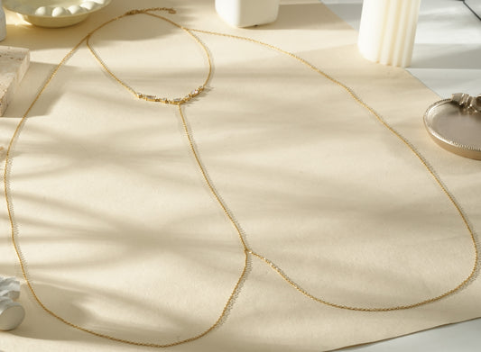 Chaîne de corps dorée fine à strass au niveau du cou