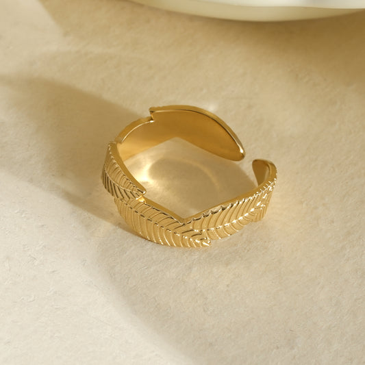 Bague d’orteil dorée motif plume texturée