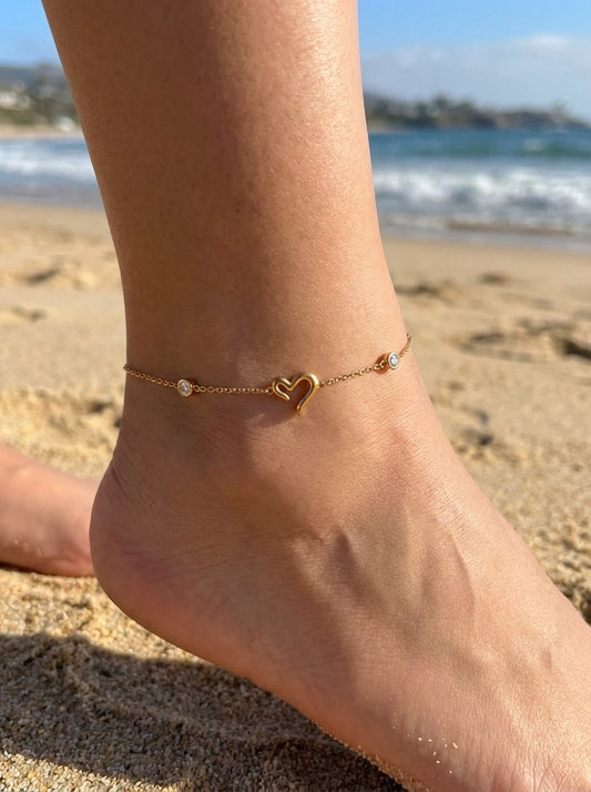 Chaîne de cheville fine dorée cœur et strass