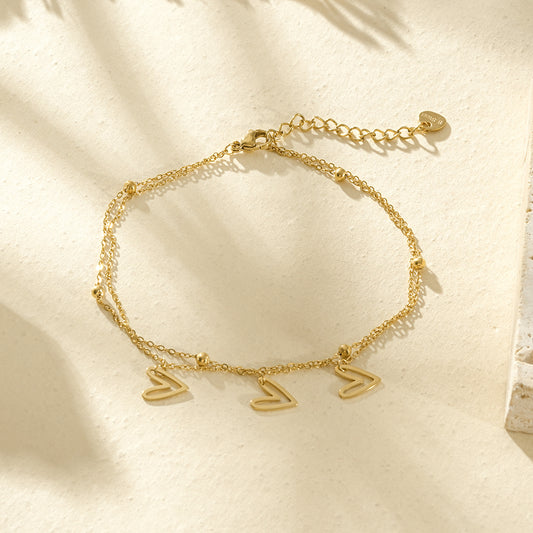 Chaîne de cheville fine dorée de trois cœurs ajourés