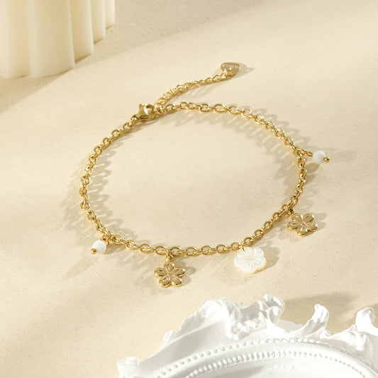 Chaîne de cheville dorée fleurs nacrées et billes
