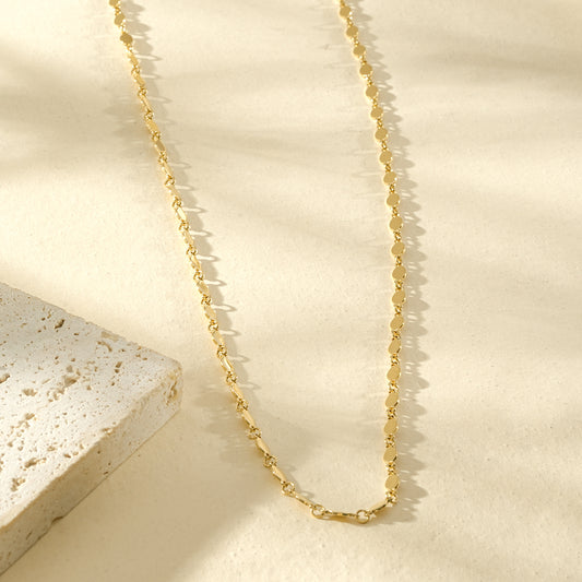 Chaîne de taille dorée à maillons ovales ornée d’un pendentif lune