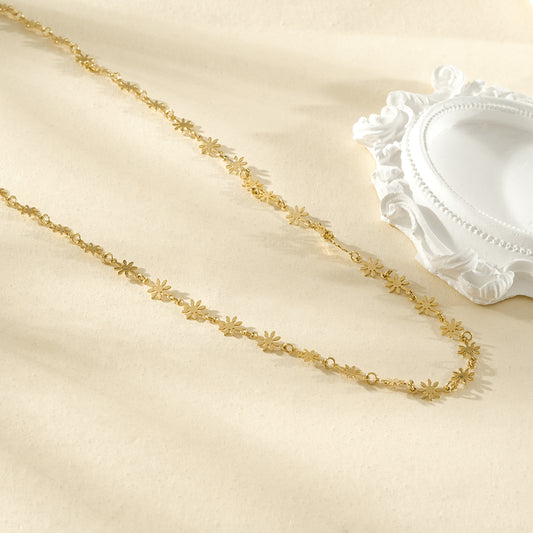 Chaîne de taille dorée ornée de petites fleurs