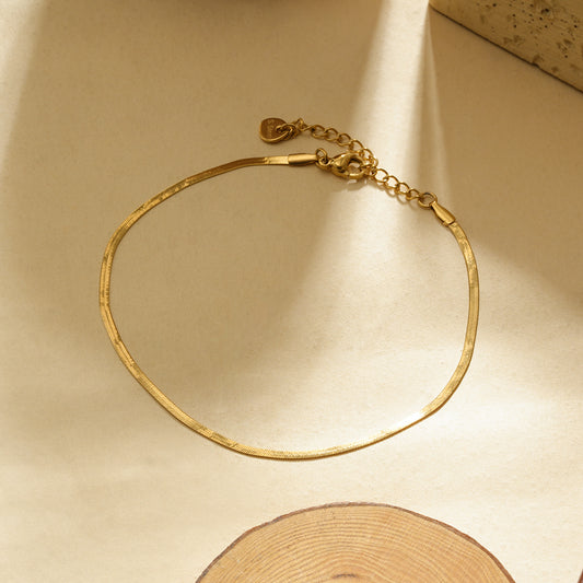 Chaîne de cheville dorée style maille plate serpent