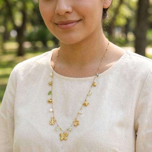 Collier sautoir doré multi-charms papillon & symboles porte-chance