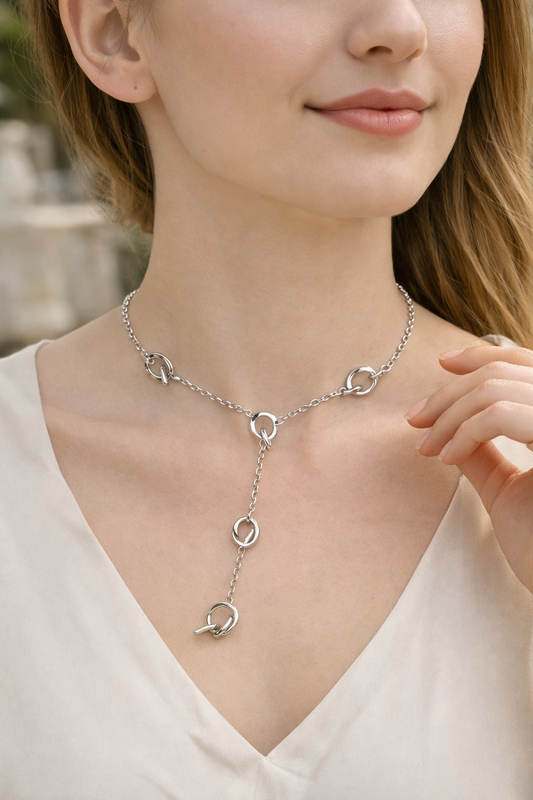 Collier chaîne fine en Y orné de nœuds d'amour