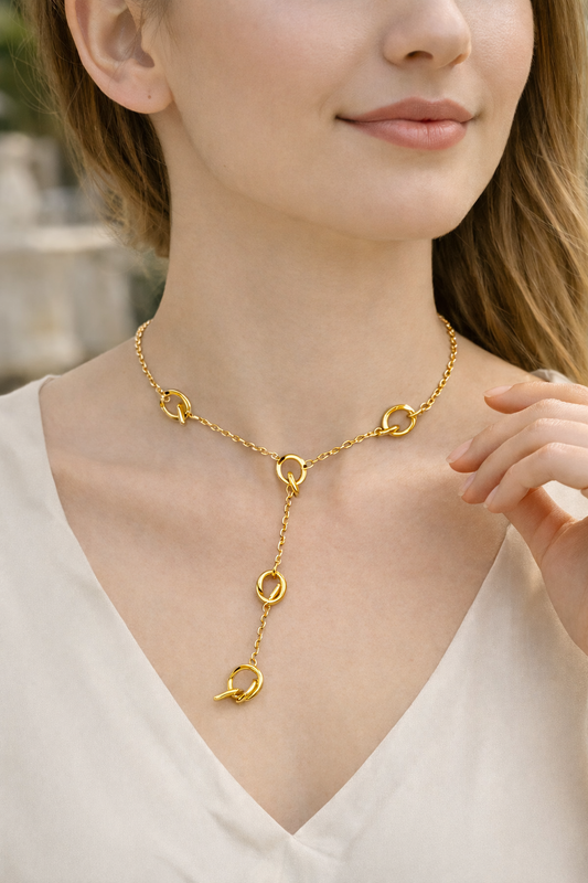 Collier chaîne fine en Y orné de nœuds d'amour