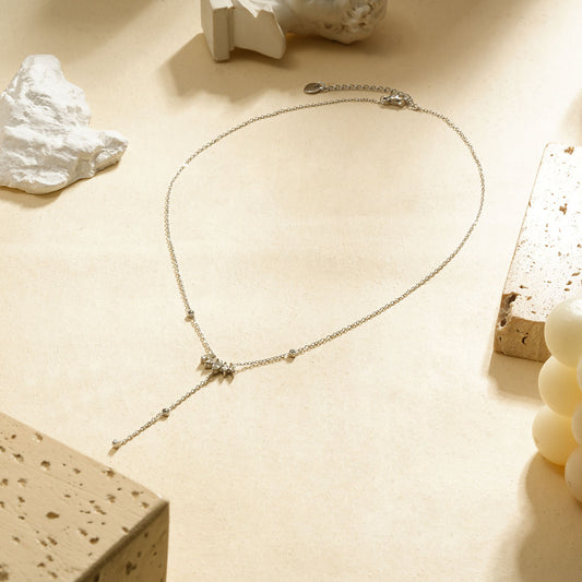 Collier argenté fin avec pendentif central en forme de flèche sertie de strass et chaînette pendante ornée de cristaux