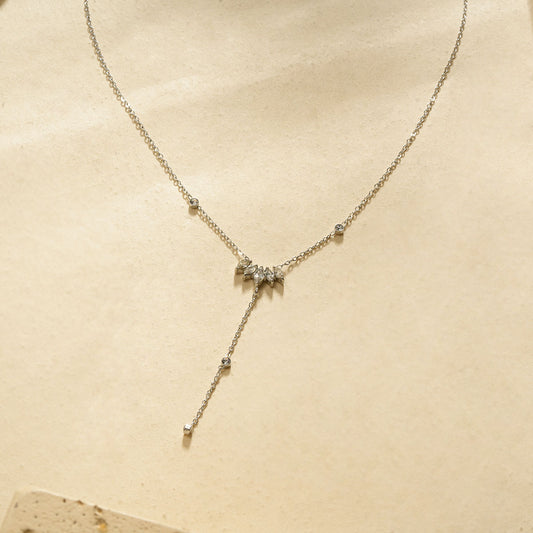 Collier argenté fin avec pendentif central en forme de flèche sertie de strass et chaînette pendante ornée de cristaux