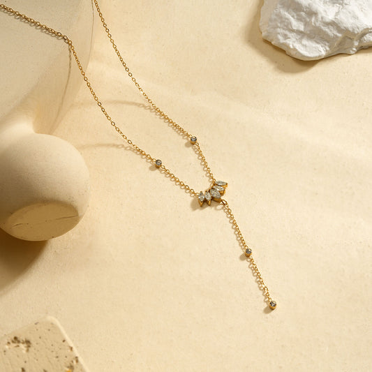 Collier doré fin avec pendentif central en forme de flèche sertie de strass et chaînette pendante ornée de cristaux