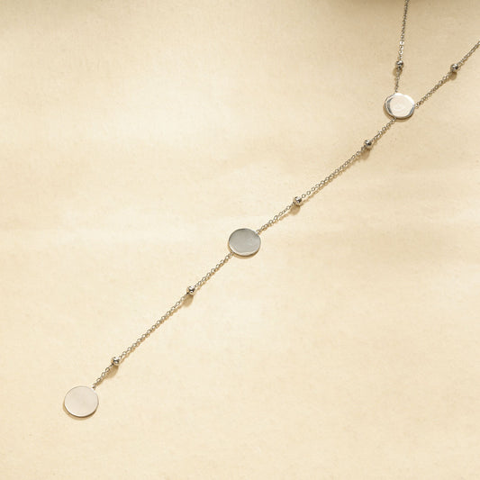 Collier sautoir argenté à pendentifs ronds lisses et perles métalliques espacées sur chaîne fine