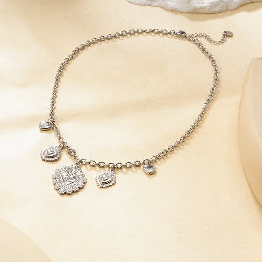 Collier chaîne argentée à charms cœurs bombés et ex-voto ciselés