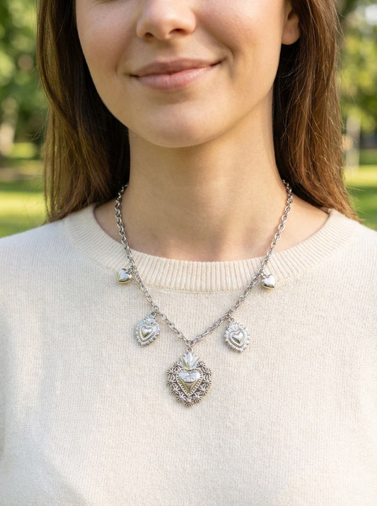 Collier chaîne argentée à charms cœurs bombés et ex-voto ciselés
