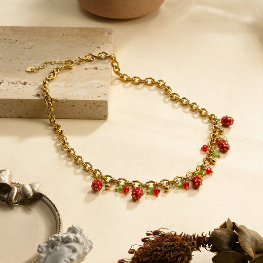 Collier chaîne dorée breloques fraises et perles vertes