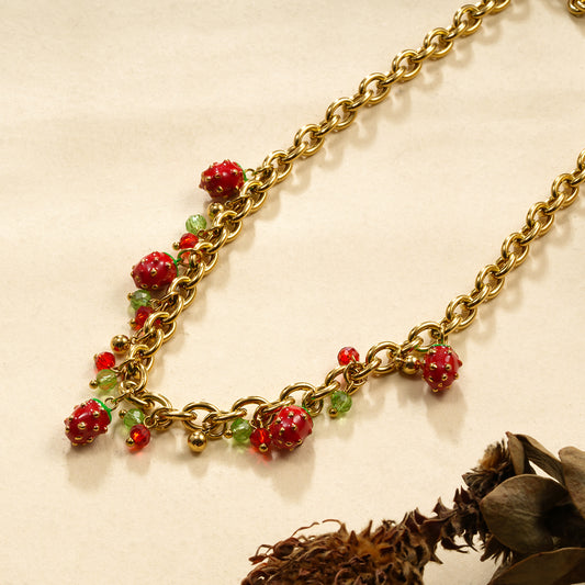 Collier chaîne dorée breloques fraises et perles vertes