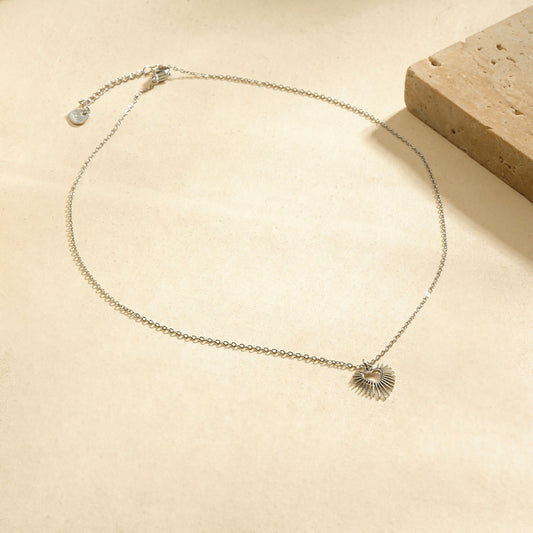 Collier chaîne argentée avec pendentif cœur trait