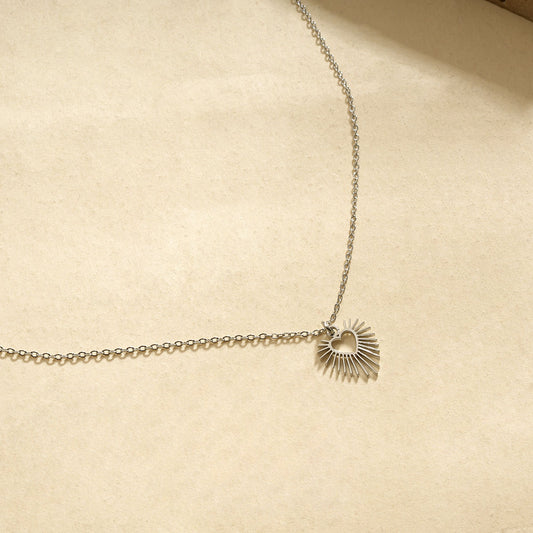 Collier chaîne argentée avec pendentif cœur trait