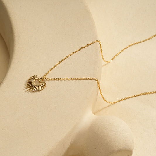 Collier chaîne dorée avec pendentif cœur trait