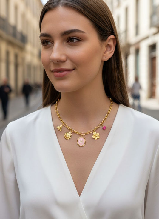 Collier chaîne dorée avec breloques fleur bleue