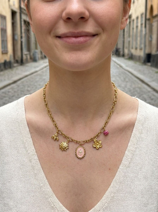 Collier chaîne dorée avec breloques fleur bleue