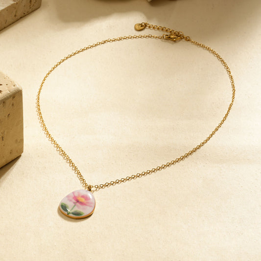 Collier chaîne fine avec fleur dessinée