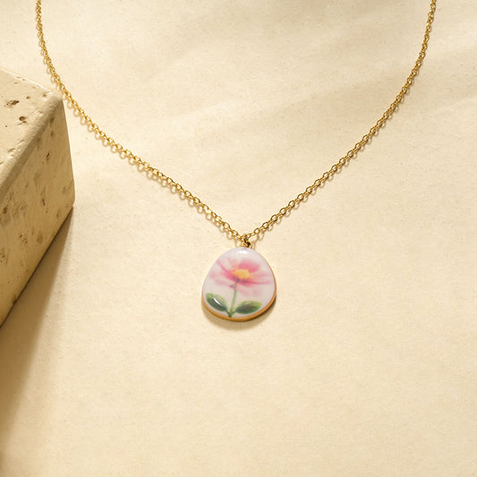 Collier chaîne fine avec fleur dessinée
