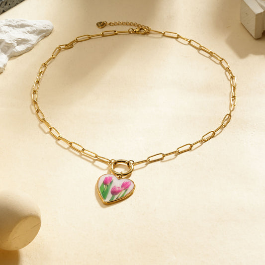 Collier chaîne dorée avec fermoir et pendentif cœur et tulipes