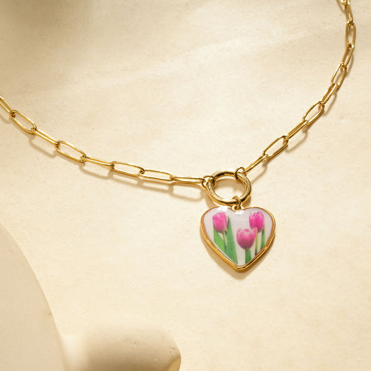 Collier chaîne dorée avec fermoir et pendentif cœur et tulipes