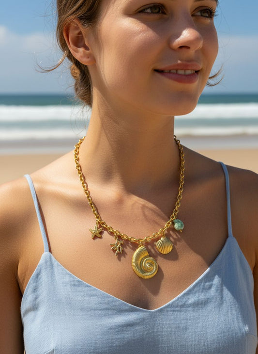 Collier chaîne dorée avec breloques et coquillage vert