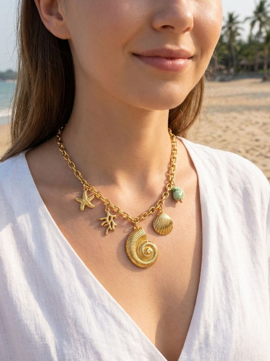Collier chaîne dorée avec breloques et coquillage vert