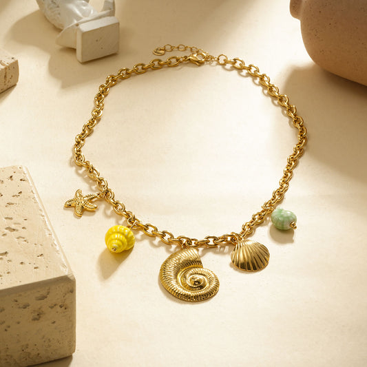 Collier chaîne dorée avec breloques jaunes et vertes