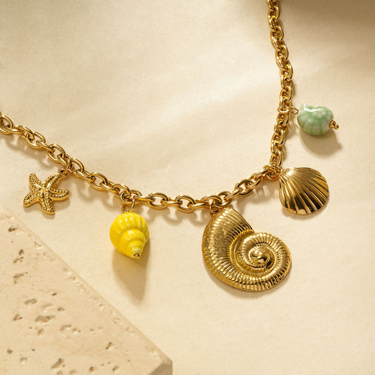 Collier chaîne dorée avec breloques jaunes et vertes