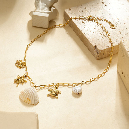 Collier chaîne dorée avec corail tortue et coquillage