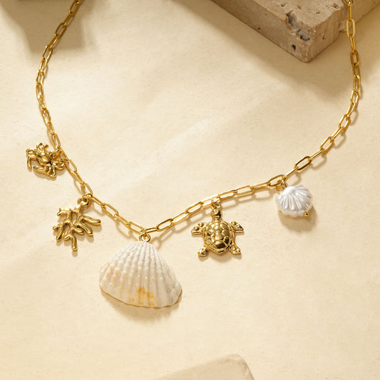 Collier chaîne dorée avec corail tortue et coquillage