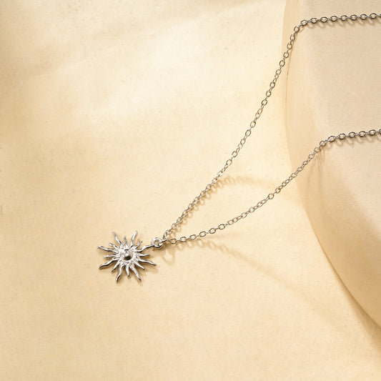 Collier argenté chaîne fine pendentif soleil rayonnant