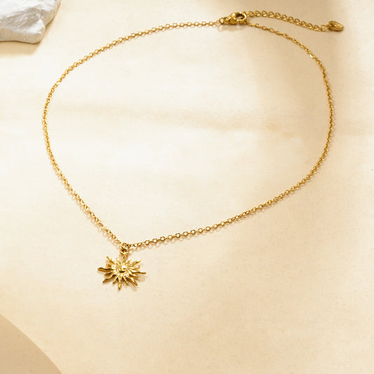 Collier doré chaîne fine pendentif soleil rayonnant