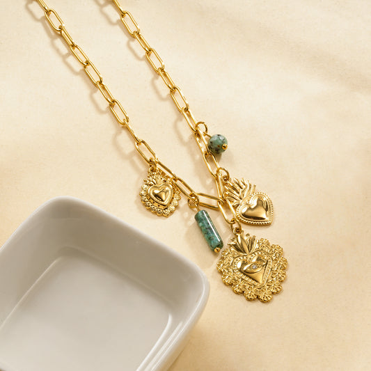 Collier chaîne dorée à maillons rectangulaires pampilles cœurs ex-voto et pierre turquoise africaine