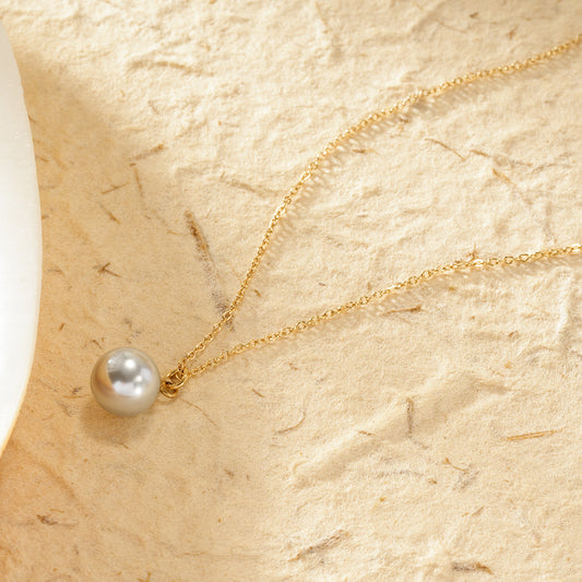 Collier doré chaîne fine pendentif perle grise sphère