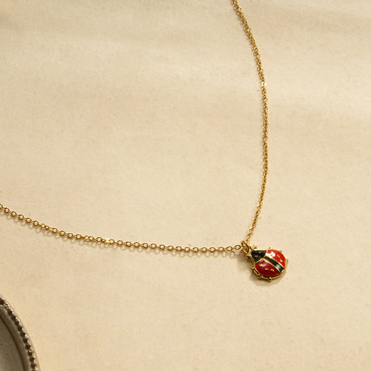 Collier chaîne fine dorée avec pendentif coccinelle