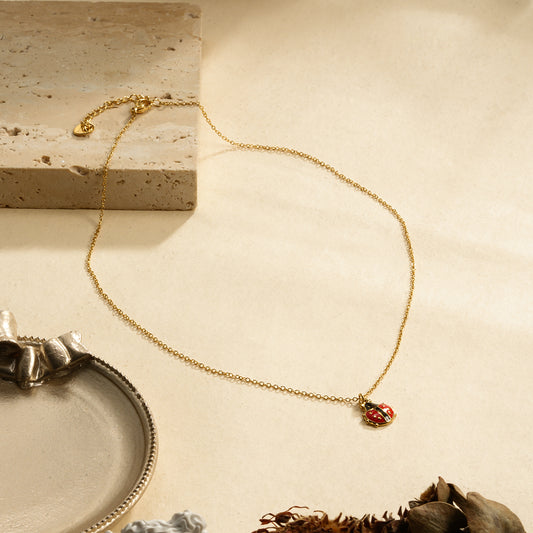 Collier chaîne fine dorée avec pendentif coccinelle
