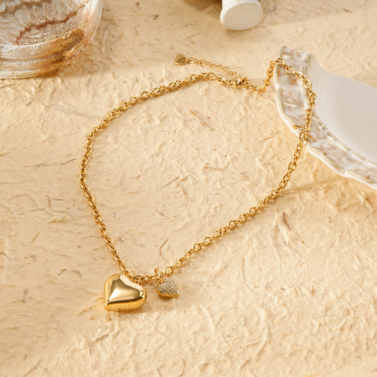 Collier chaîne dorée pendentifs cœurs bombé lisse et strassé