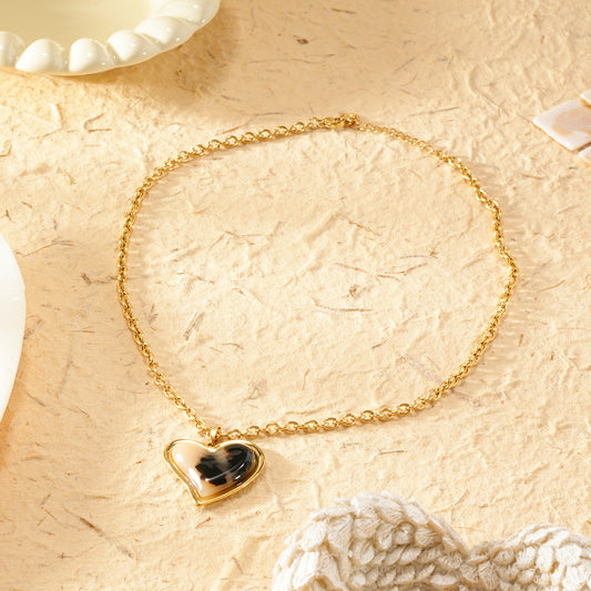 Collier chaîne dorée avec pendentif résine léopard cœur