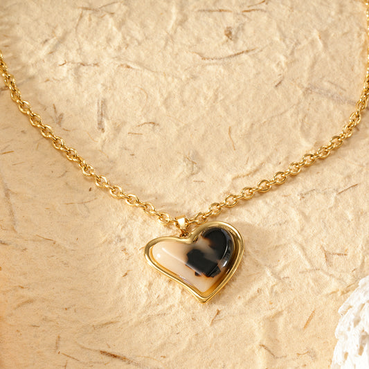 Collier chaîne dorée avec pendentif résine léopard cœur