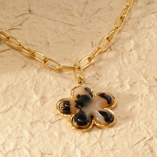 Collier chaîne dorée avec pendentif résine léopard fleur