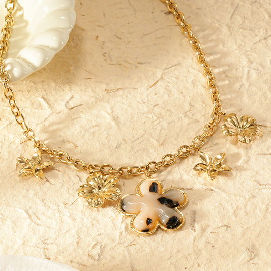 Collier chaîne dorée breloques avec fleur résiné léopard